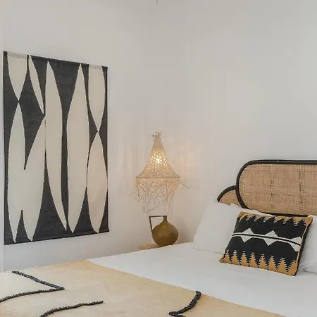 Casa Boma - Sunny With Private Balcony And Panoramic Bridge View - Ajuda I Apartment